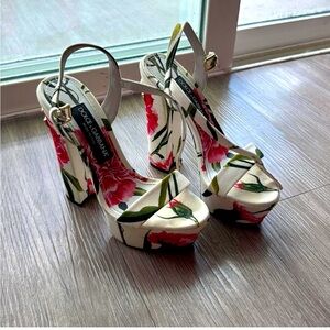 DOLCE AND GABANNA
PLATFORM HEELS